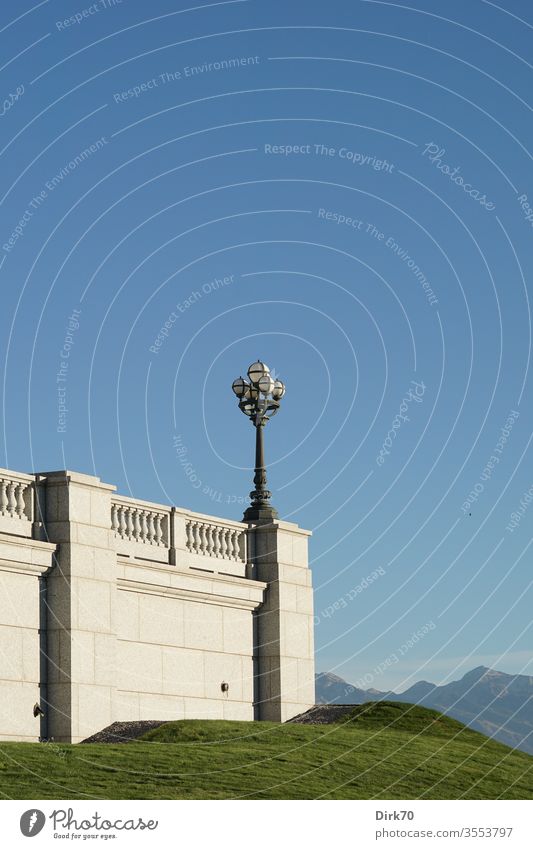 At the Capitol of the State of Utah in Salt Lake City, detail Terrace balustrade Balcony Lantern Lamp post Sky clear Cloudless sky Blue sky Mountain