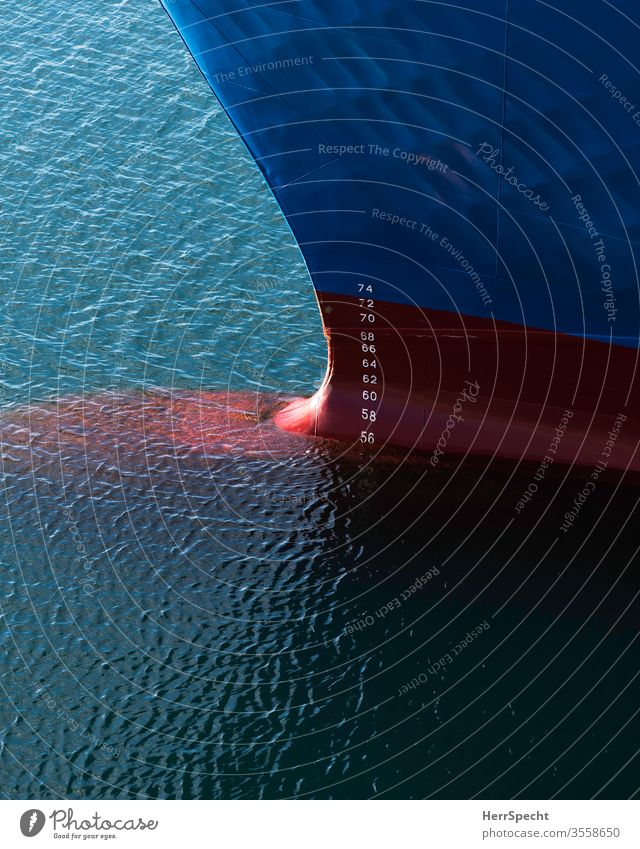 Hull with scale for draught Navigation ship Metal Surface of water Reflection in the water column of numbers Numbers and numbers Draft Display Two-tone Detail