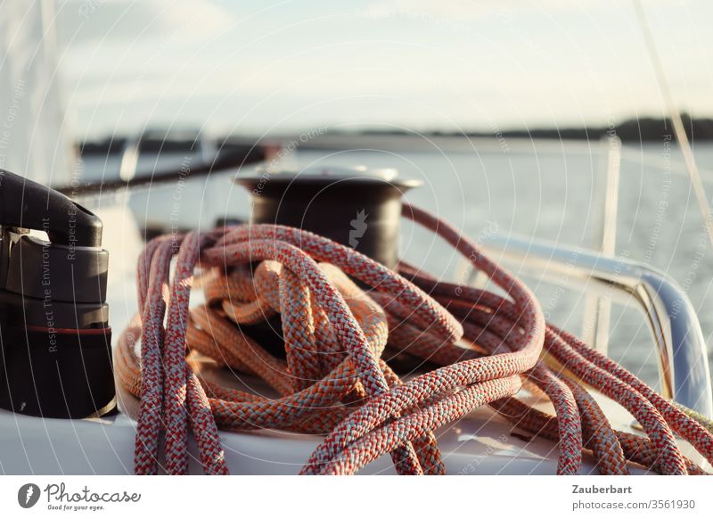 Red line and winch on a sailing boat in a light breeze on the Tegeler See leash case Dew Winch Sailboat Wuling Clamp Railing Sailing Lake Water Lake Tegel