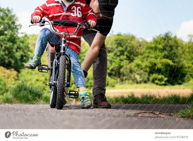 Felix learns to ride a bike with daddy first bicycle Bicycle Children's bike Go up Infancy Study experienced Experience Family Father Explain Family & Relations