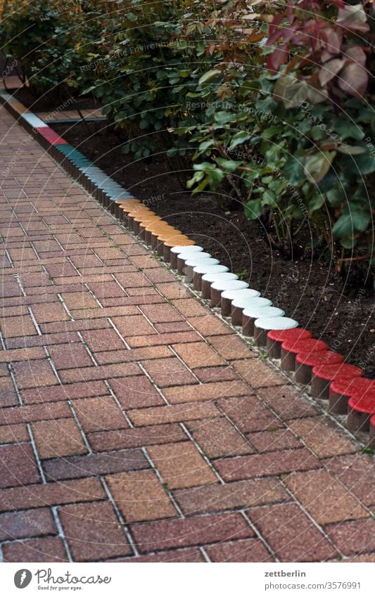 Way through the front garden Garden Front garden Sidewalk off Stone brick Building stone Seam firecracker Border Boundary Hedge Garden Bed (Horticulture)