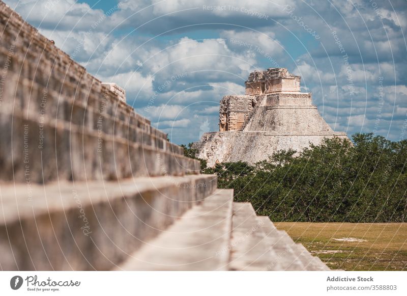 Ancient pyramid temple in lush green foliage chichen itza mexico ancient el castillo history sacred majestic civilization travel stone step kukulcan sightseeing