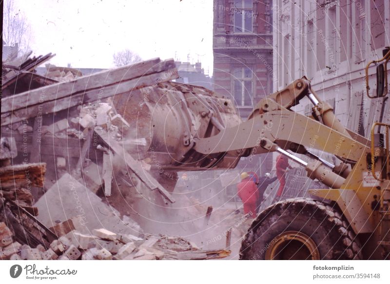 abriss bagger altstadt geröll altstadtviertel historisch städtesanierung stadtsanierung städteplanung immobilien bauarbeiten