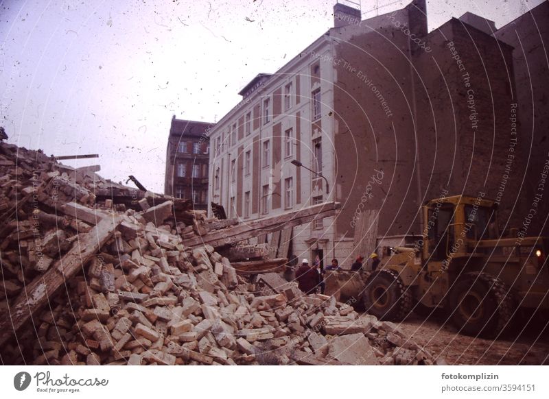 Stadtsanierung - Abrisshaufen mit Bagger abriss Steinhaufen Hausabriss altbau altstadt bagger altstdtviertel scheunenviertel sprengung hausbau stadtsanierung