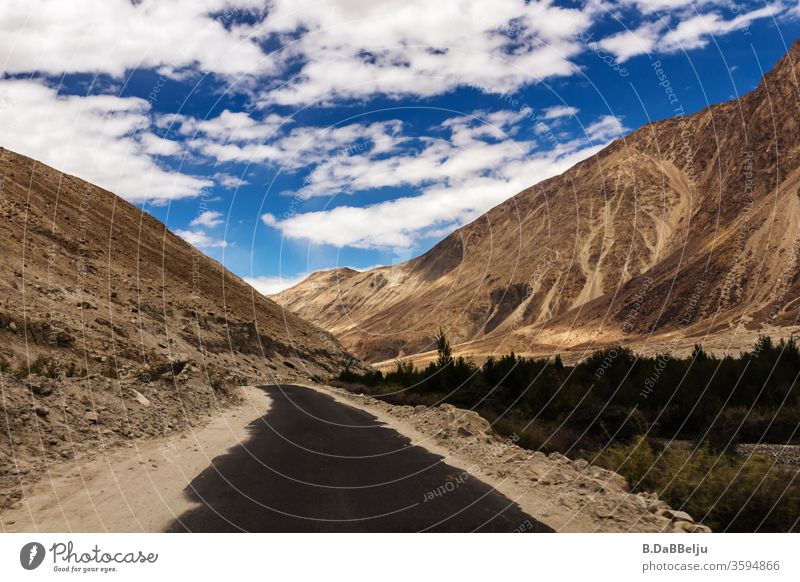 Serpentine through the Nubra Valley in the Himalayas at 3000m altitude and downhill to the right. What a landscape in the north of India, right and left only 6000...