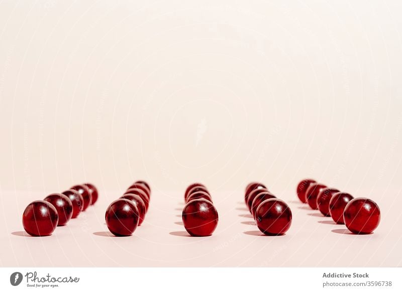 Grapes placed in rows on pink background grape pattern minimal line fruit ripe healthy food studio vitamin delicious fresh tasty organic sweet natural nutrition