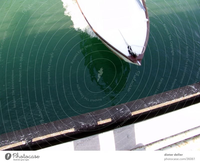 Speed boat Bird's eye view Motorboat Bow Navigation collision course Water Bridge