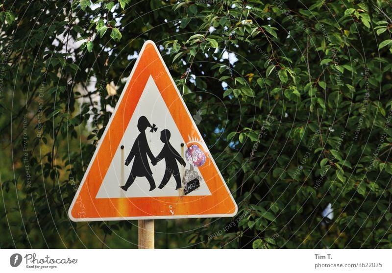 Verkehr schild hinweis farbe Schilder und Schriftzüge kind verkehr Colour photo urban Wegekreuz strasse Street