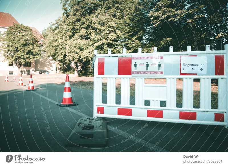 Corona test centres in the Gütersloh district - Registration - keeping people at a distance Rheda-Wiedenbrück Oelde cordon Signage keep sb./sth. apart gap