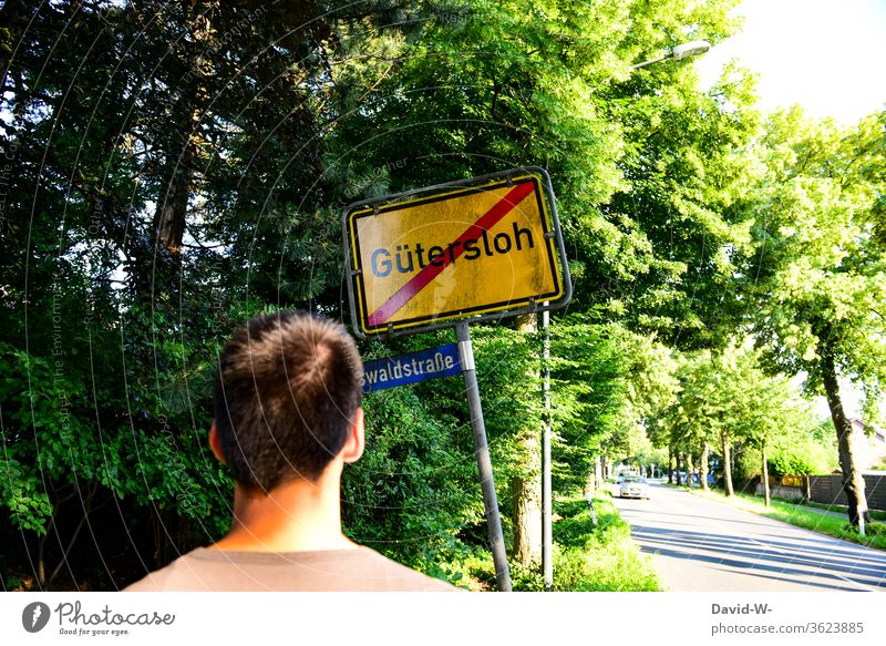 Man stands in front of the Gütersloh city limit sign Rheda-Wiedenbrück Oelde cordon keep sb./sth. apart gap Safety covid-19 Tönnies Hotspots Corona hotspots