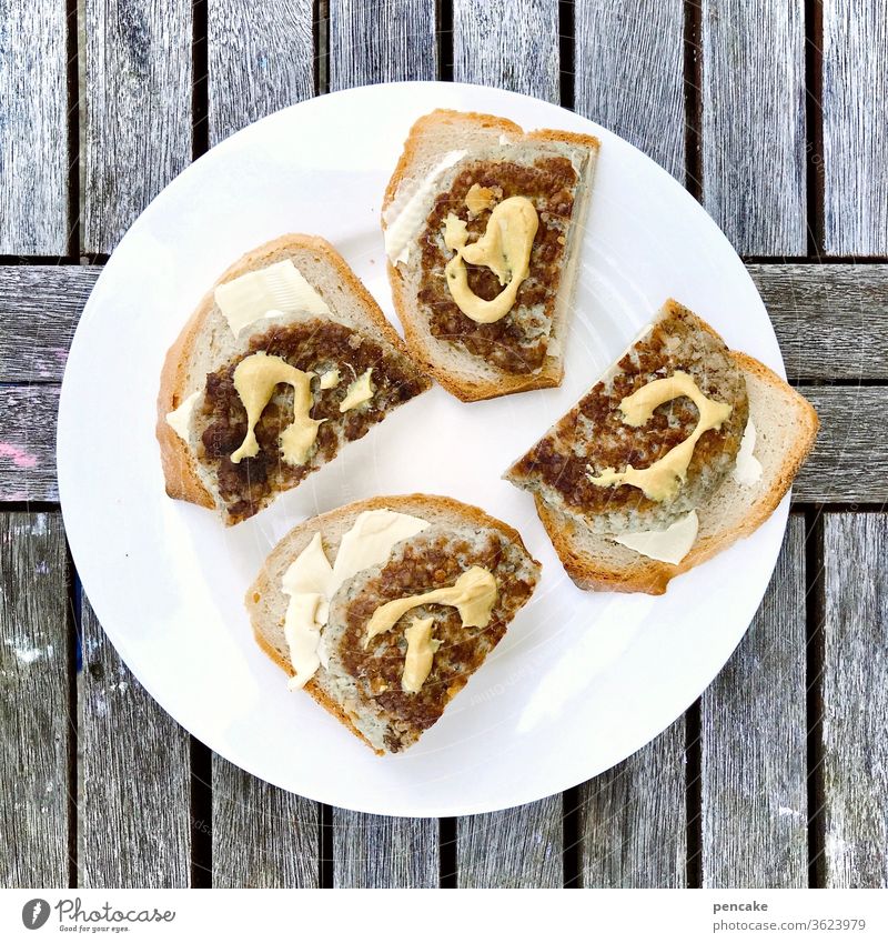 mit senf bitte! Essen Brot Frikadelle Teller Senf Holztisch Butterbrot scharf würzig Fleisch