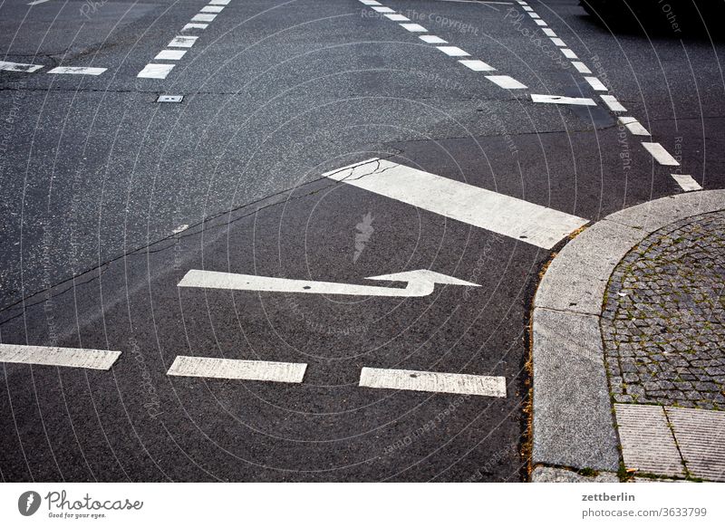 Road markings Turn off Arrow Asphalt Highway Corner Lane markings Bicycle Cycle path Clue edge Curve Line Left navi Navigation Orientation Wheel cyclists