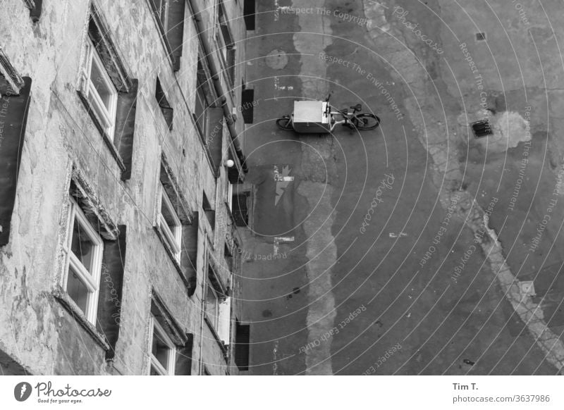 Backyard Berlin Architecture Town Downtown Deserted Prenzlauer Berg Capital city Exterior shot Old town Day House (Residential Structure) Old building