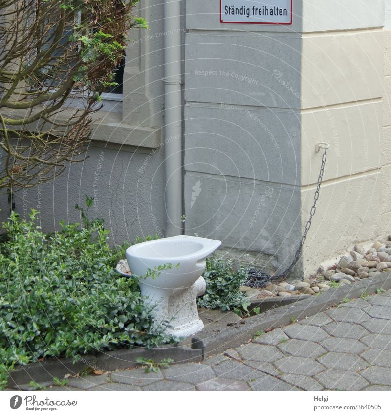 keep clear - a disused toilet bowl stands in front of a house, on the wall a sign "Keep clear at all times". Toilet john lavatory House (Residential Structure)