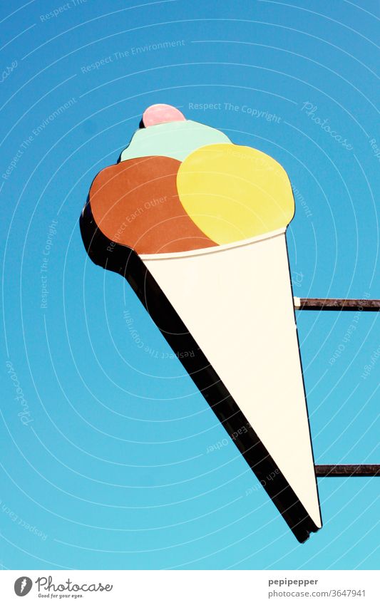 Eisschild eis Colour photo Werbung blau Himmel Eiskugeln Kirsche Waffel Eiswaffel rot gelb himmel Urlaub Freizeit Essen und Trinken süß genießen naschen