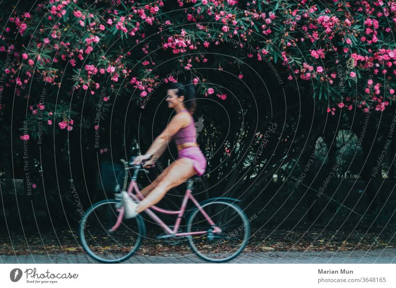 chica feliz con bici rosa haciendo deporte airelibre verano libertad belleza felicidad alegria estilodevida vidasana