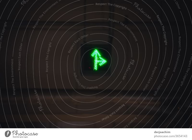 Directional white in the dark background in green . Straight ahead and to the right. groundbreaking Lanes & trails Navigation Indicate Recommendation