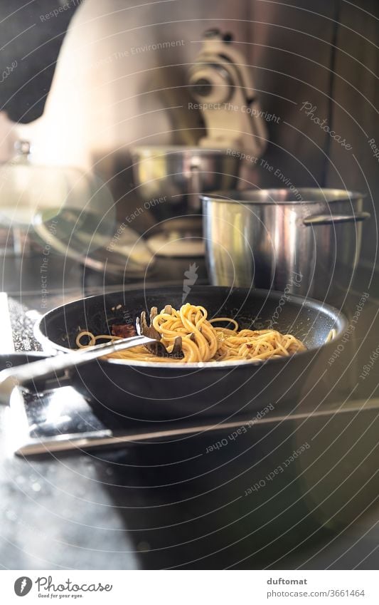 spaghetti carbonara in a pan, cooking, kitchen, delicious Spaghetti carbon macaw Italian Noodles boil cake Pan pan-fried dish Pasta dish Italian Food