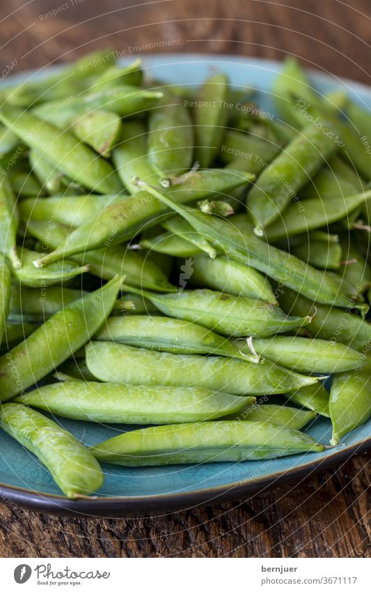 raw peas on dark wood Pea Plant salubriously legume Food Raw group organic Tire Vegetable Gourmet Sámen pod Fresh background Nutrition Vitamin Snack Selective