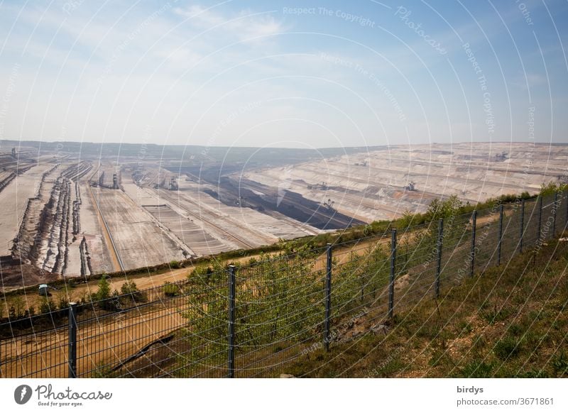 Hambach opencast lignite mine, on the edge of the opencast mine, opencast lignite mine Soft coal mining Controversial carbonize Fossil Energy Climate change