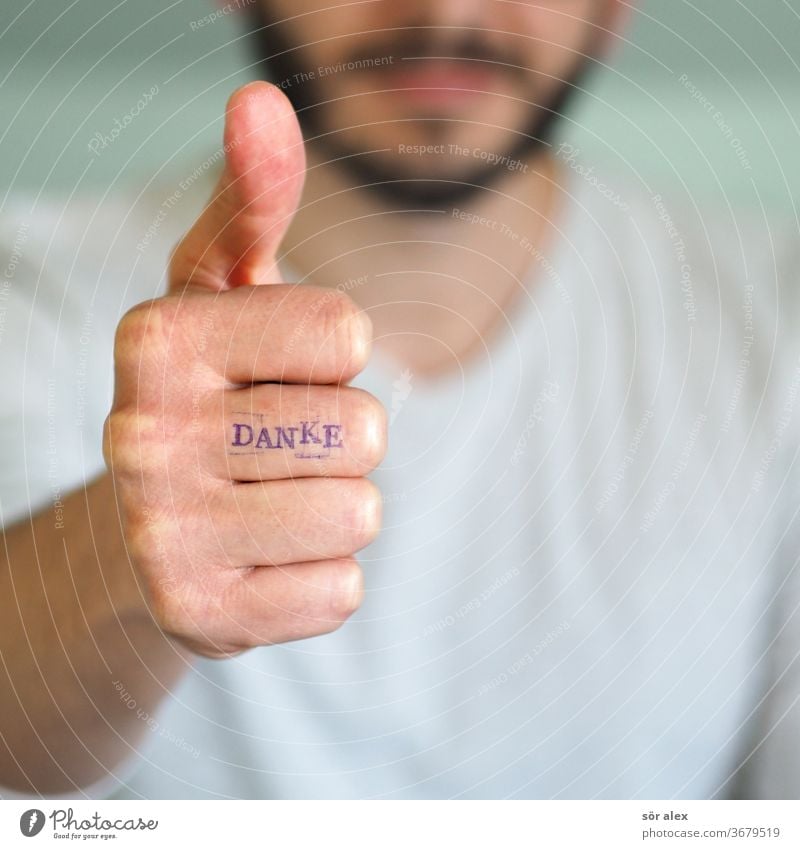 Mann mit Bart zeigt Daume hoch und hat DANKE auf dem Finger geschrieben. Danke dank Dankbarkeit zufrieden Daumenhoch Glücklich motivation motivieren