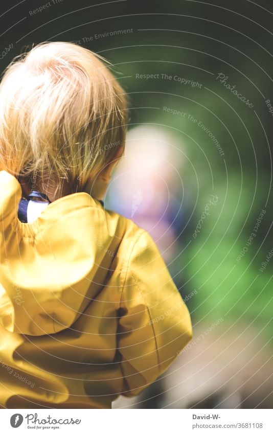 Toddler observes the environment Child Boy (child) Observe monitored Vicinity viewed View over the shoulder Rear view Think thoughts think Meditative Looking