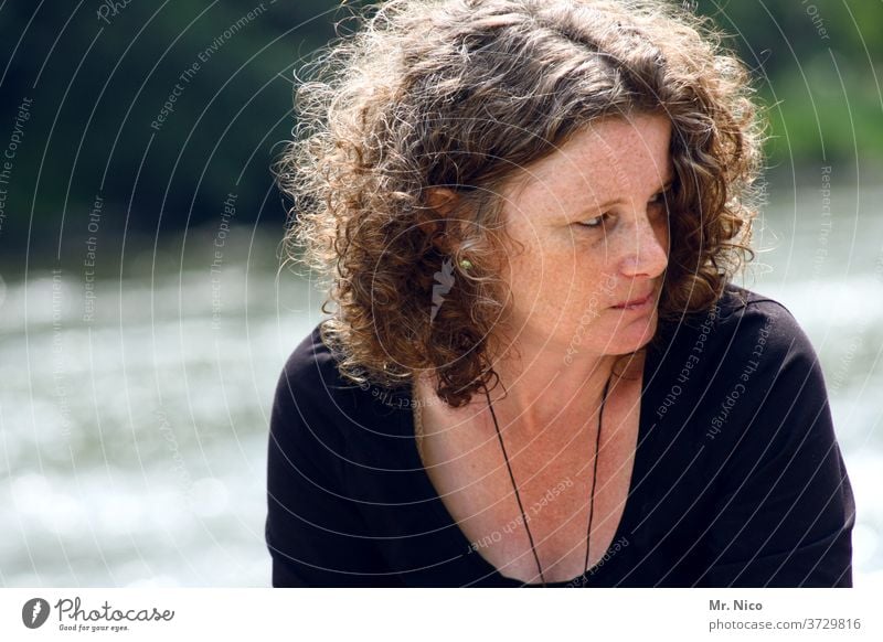 Woman with curls and freckles looks to the side portrait Feminine pretty Curl Freckles décolleté naturally Serene Observe Meditative Emanation Calm Stop short