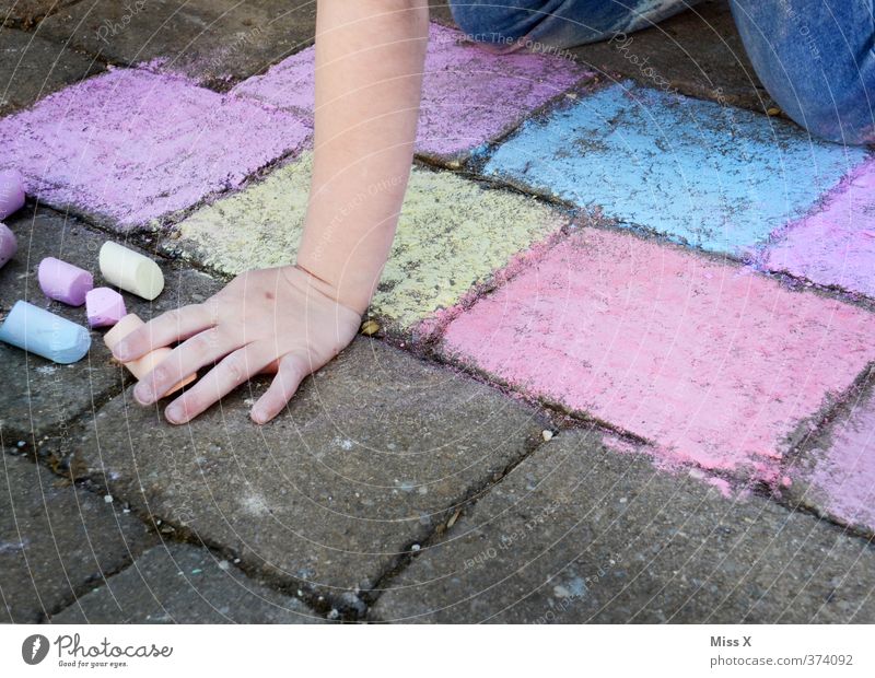 artists Leisure and hobbies Playing Children's game Human being Feminine Girl Hand 1 3 - 8 years Infancy 8 - 13 years Art Artist Draw Colour Creativity Sidewalk