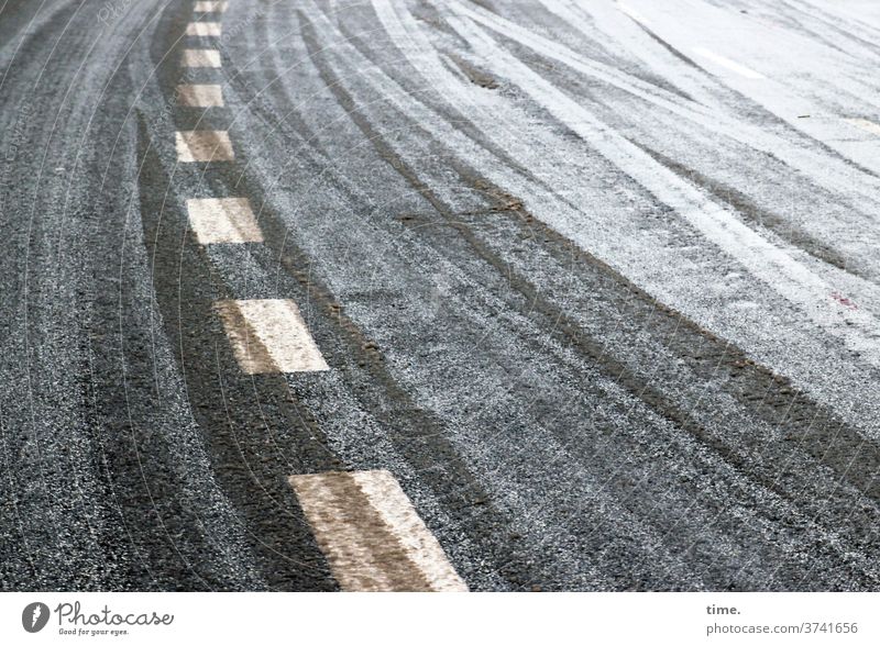 Adaptation problems Street Snow Center line Median strip Tracks Skid marks Cold Winter Curve Tilt Asphalt Tar White Gray Yellow lines Stripe Parallel smooth