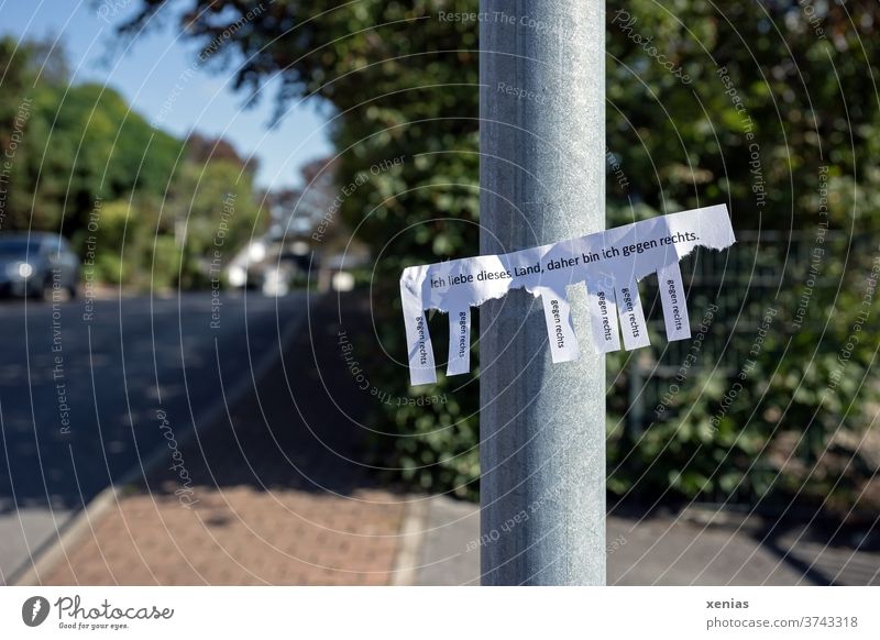 Tear-off note with a political statement on the lamppost: "I love this country..." choice Elections policy Opinion Right Politics and state Emotions Society