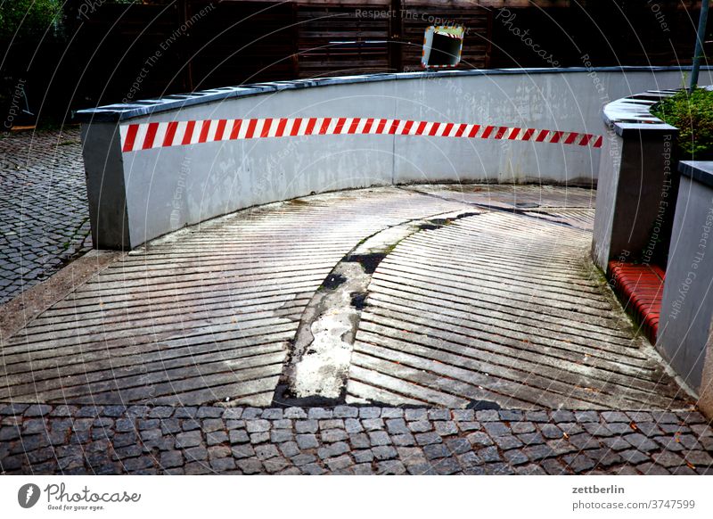 underground car park entrance Underground garage Highway ramp (entrance) Parking garage downhill Curve bows Warn hatching live in an archway Apartment Building