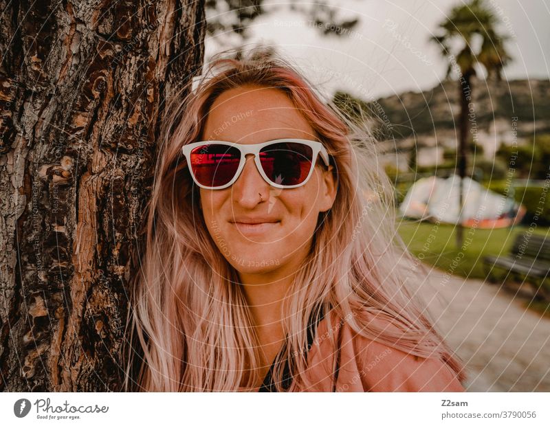 Junge Frau am Strand in Torbole | Gardasee gardasee norditalien september torbole urlaub reise ferien freiheit freizeit schönes wetter sommer sonne sonnenbrille