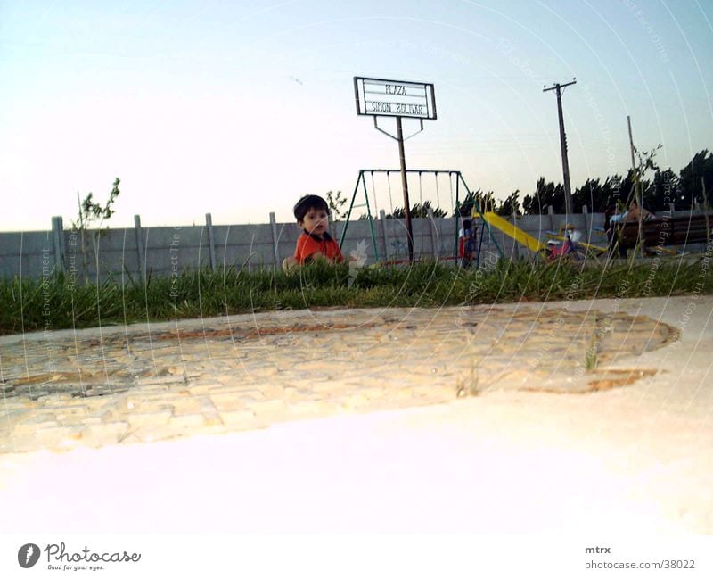 little boy in a park niño fun children games