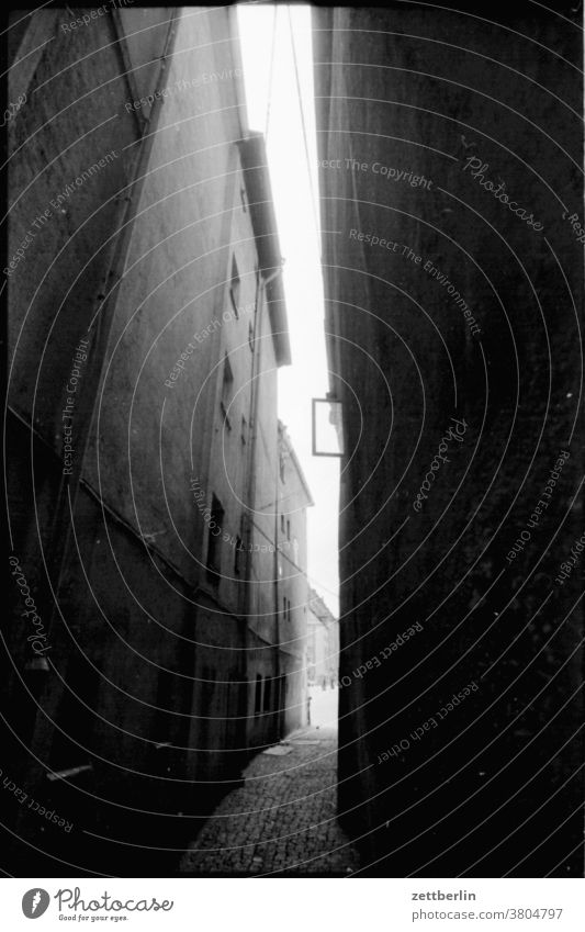 Narrow alley in FRanzensbad Street Alley fissure House (Residential Structure) Building Window Old town Facade Wall (barrier) Ancient Frantiskovy Lazne