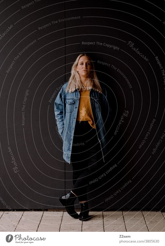 Portrait einer jungen Dame mit Jeansjacke jeansjacke portrait gesicht cool lässig lifestyle jugendlich lehnen natürlich lange haare Gesicht schön hübsch blond