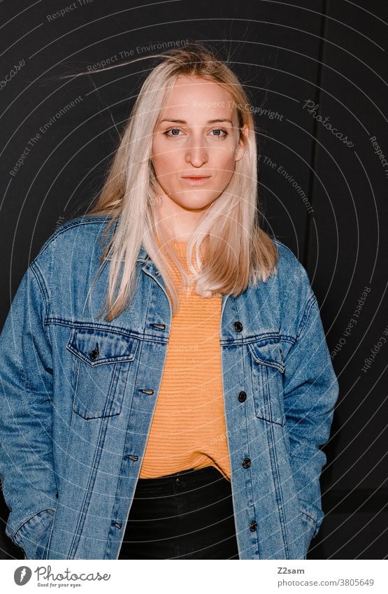 Fashion-Portraits einer jungen Frau blonde flashlook jeansjacke paparazzi-look trashig mode pullover lange haare hübsch wind wehen portrait beautiful lifestyle