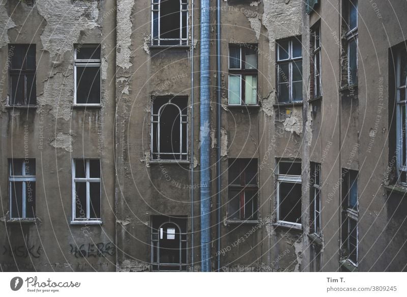 Backyard Berlin Friedrichshain city Old building Courtyard Town Deserted Downtown House (Residential Structure) Window Capital city Old town Day