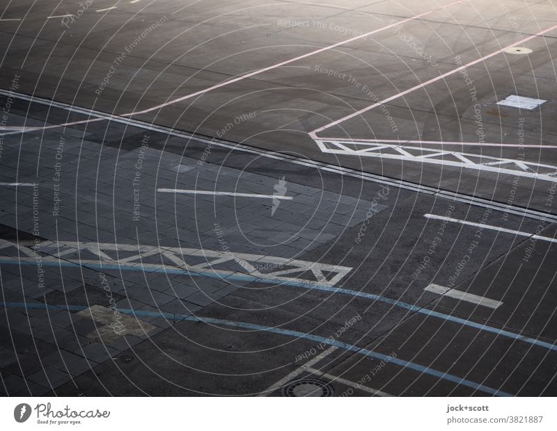 Marking for orientation Ground markings Airport Concrete Light Dark Boundary Authentic Airport Berlin-Tempelhof Airfield Line Symmetry Structures and shapes