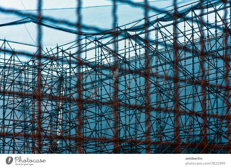 Scaffolding, seen from the rear Armour pole scaffolding pole statics Construction site tarpaulin advertising tarpaulins Advertising publicity