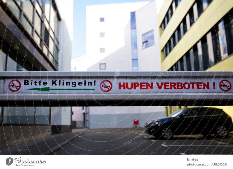 Please ring the bell. No honking. Letter on a barrier to the parking lot Parking lot Control barrier Inscription Clue please noise nuisance Ban on honking