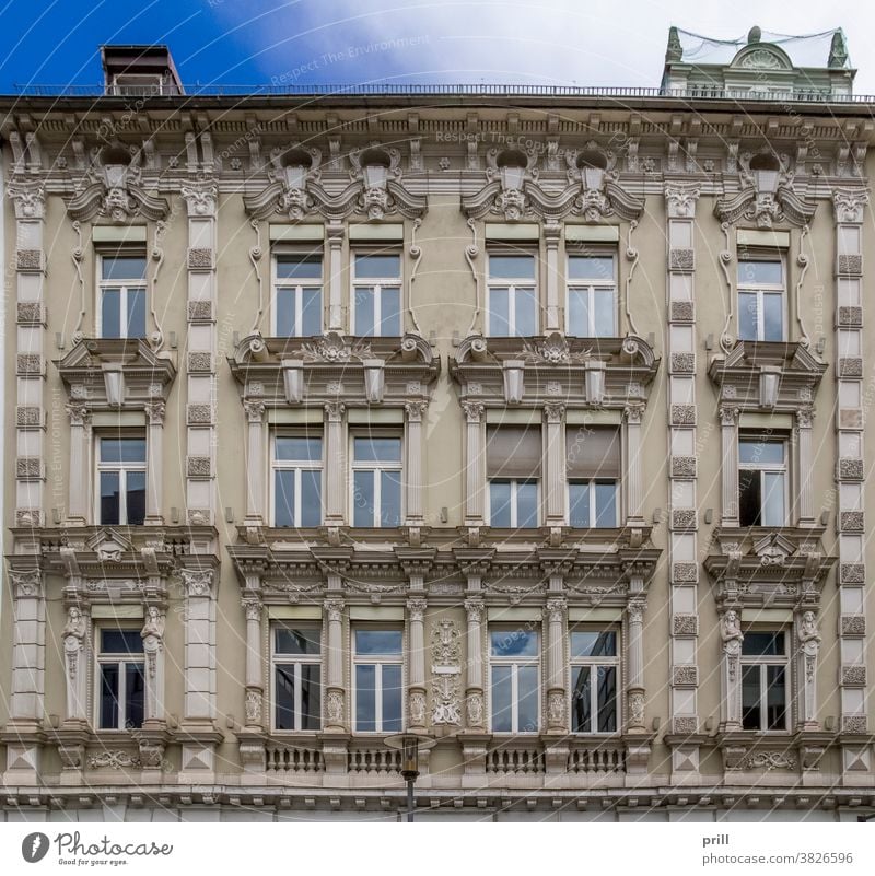 architectural detail in Passau passau architektur ausschnitt fassade hausfassade verziert alt historisch kultur tradition gebäude fenster bayern niederbayern