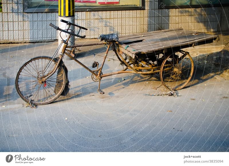 secured used load wheel Bicycle Tricycle Freight bike rusty Decline Nostalgia worn-out Parking lot Means of transport Logistics Retro Past Old Chinese