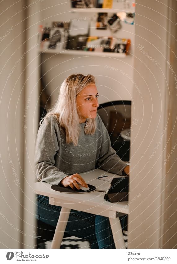 Young woman sitting in front of the computer in her home office Sit Woman Blonde at home Home office Desk Office Computer Computer mouse pretty hip concentrated