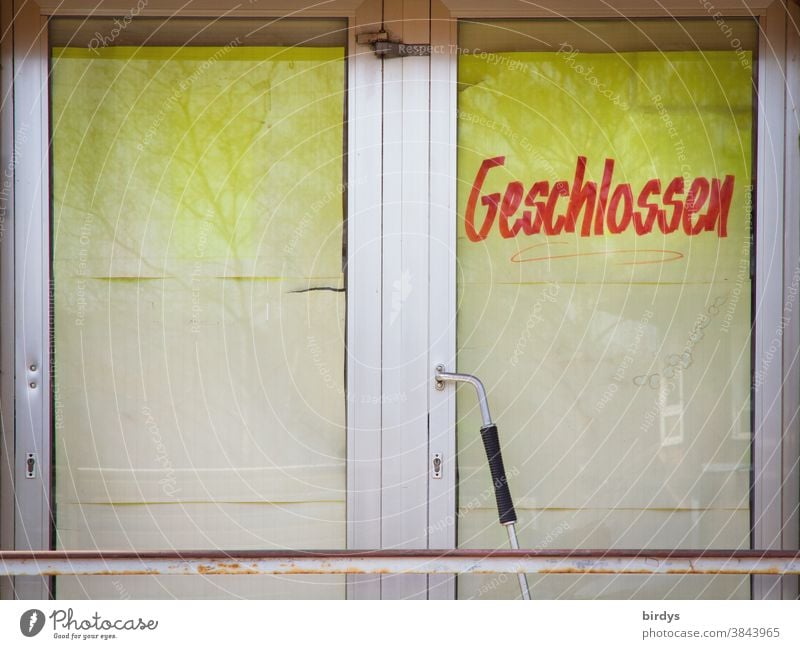 Entrance door of a shop with the inscription " Closed ". Broke down during the Corona pandemic Retail sector retail shop broke Insolvency Front door Inscription