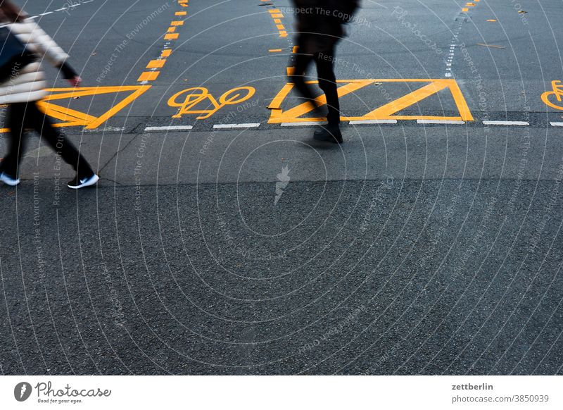 Pedestrians in the pedestrian zone Friedrichstraße, Berlin Asphalt Corner Lane markings Cycle path Clue edge Curve Line Left navi Navigation Orientation Arrow