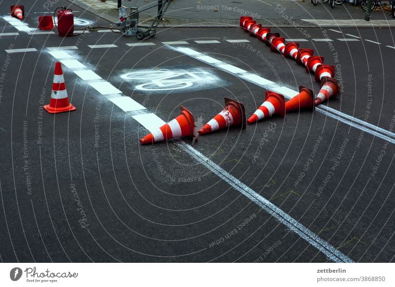 Construction of a new cycle path Turn off Asphalt Lettering Corner Lane markings Bicycle Cycle path Clue Hats edge Skittle Curve Line Left navi Navigation