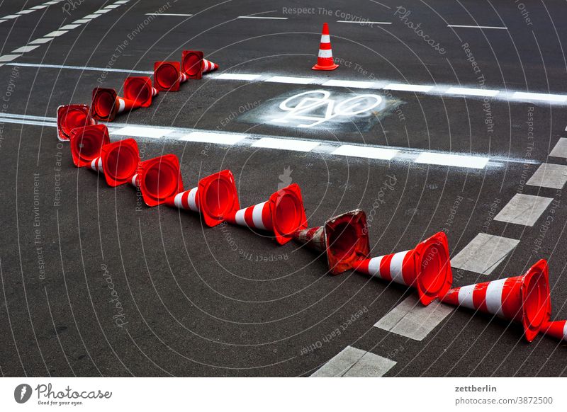 Construction of a new cycle path Turn off Asphalt Lettering Corner Lane markings Bicycle Cycle path Clue Hats edge Skittle Curve Line Left navi Navigation