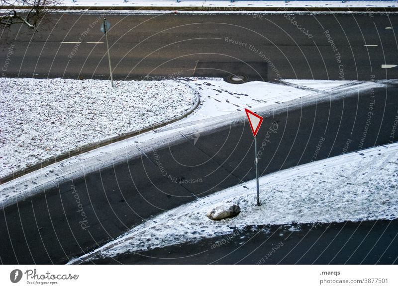 Give way StVO Street Snow Winter Approach road Road traffic Lanes & trails Bird's-eye view Road sign Pay attention to right of way