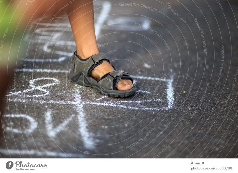 Bouncy box Sandal Chalk Hopscotch bouncy box Baby carrier heaven and hell hop Jump Enter figures Numbering small box street chalk Dexterity tutorial Practice