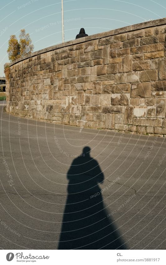 shading person Identity Mysterious Pursue Shadow Wall (barrier) Lanes & trails Human being cryptic 2 Silhouette shadow sb. Observe mystery Fear Hide